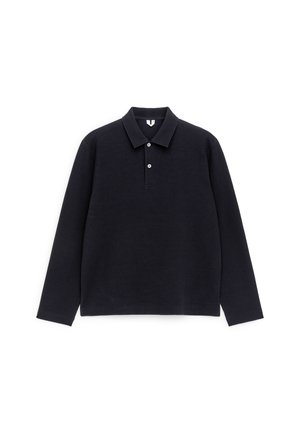 Schwarzes Polohemd mit langen Ärmeln, strukturierter Stoff, weiter Kragen und zwei weiße Knöpfe auf weißem Hintergrund.