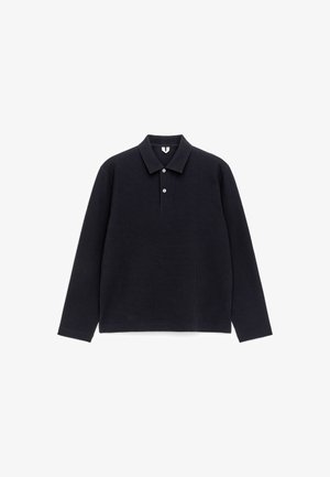 Schwarzes Polohemd mit langen Ärmeln, strukturierter Stoff, weiter Kragen und zwei weiße Knöpfe auf weißem Hintergrund.