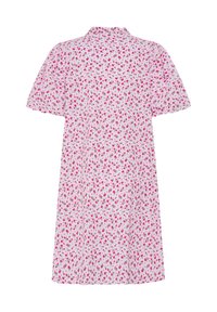 Różowa sukienka z krótkim rękawem w drobny czerwono-zielony wzór kwiatowy, z wysokim dekoltem i luźnym, zwiewnym krojem.