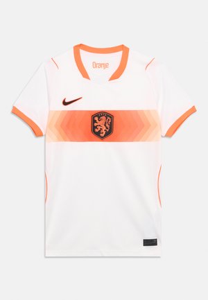 Fehér futballmez narancssárga gallérral és ujjvéggel, vízszintes narancssárga átmenetes csíkkal, fekete oroszlán címerrel és fekete Nike logóval a mellkason.