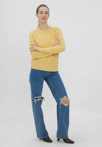 Vero Moda VMDOFFY O NECK BLOUSE - Neule - radiant yellow