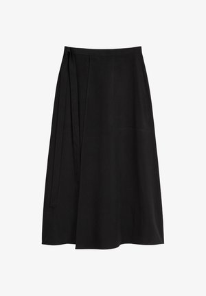 Jupe midi noire en tissu léger. Présente un design enroulé avec une fermeture à la taille nouée et une texture lisse. Pas de motifs ni d'embellissements visibles.