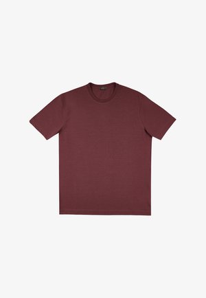 Camiseta de manga corta y cuello redondo en color burdeos sólido, dispuesta plana sobre un fondo blanco.