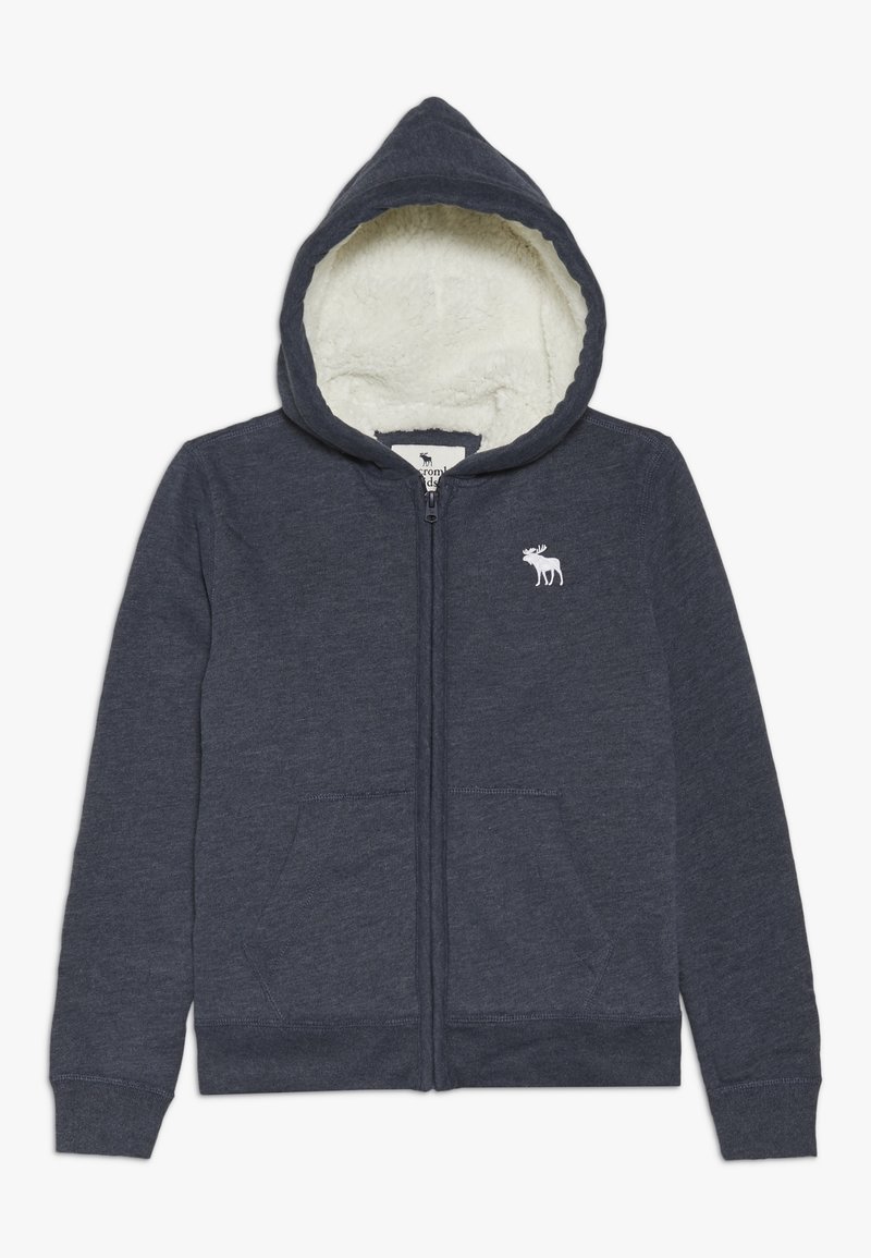 Felpa con zip di colore navy, con un interno morbido bianco, due tasche frontali e un piccolo logo di alce bianco sul petto. Presenta un cappuccio con coulisse.