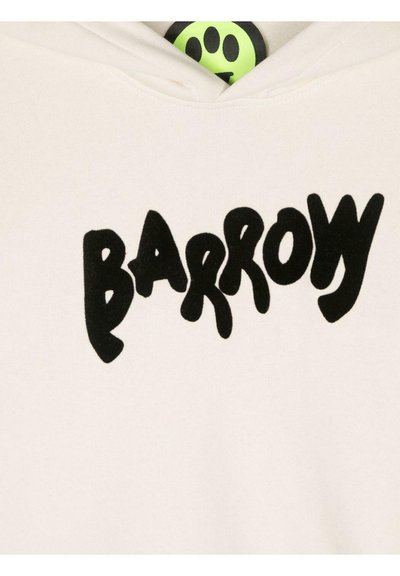 Lyserød hoodie med stor sort grafisk tekst "BARROW" i et legende skrifttype. Har en sort og grøn label i halsen.