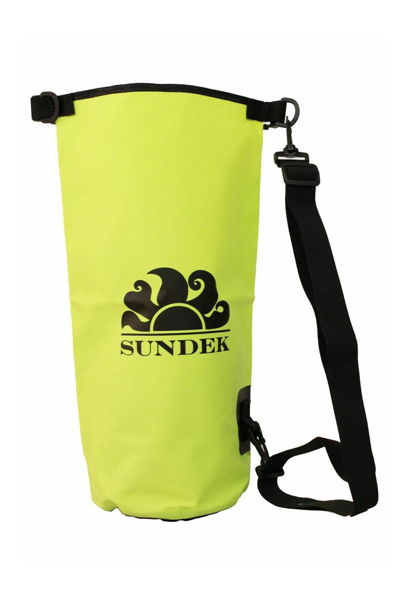 Borsa impermeabile gialla con il logo nero "SUNDEK", tracolla regolabile e chiusura a rotolo. Realizzata in un materiale resistente e strutturato.