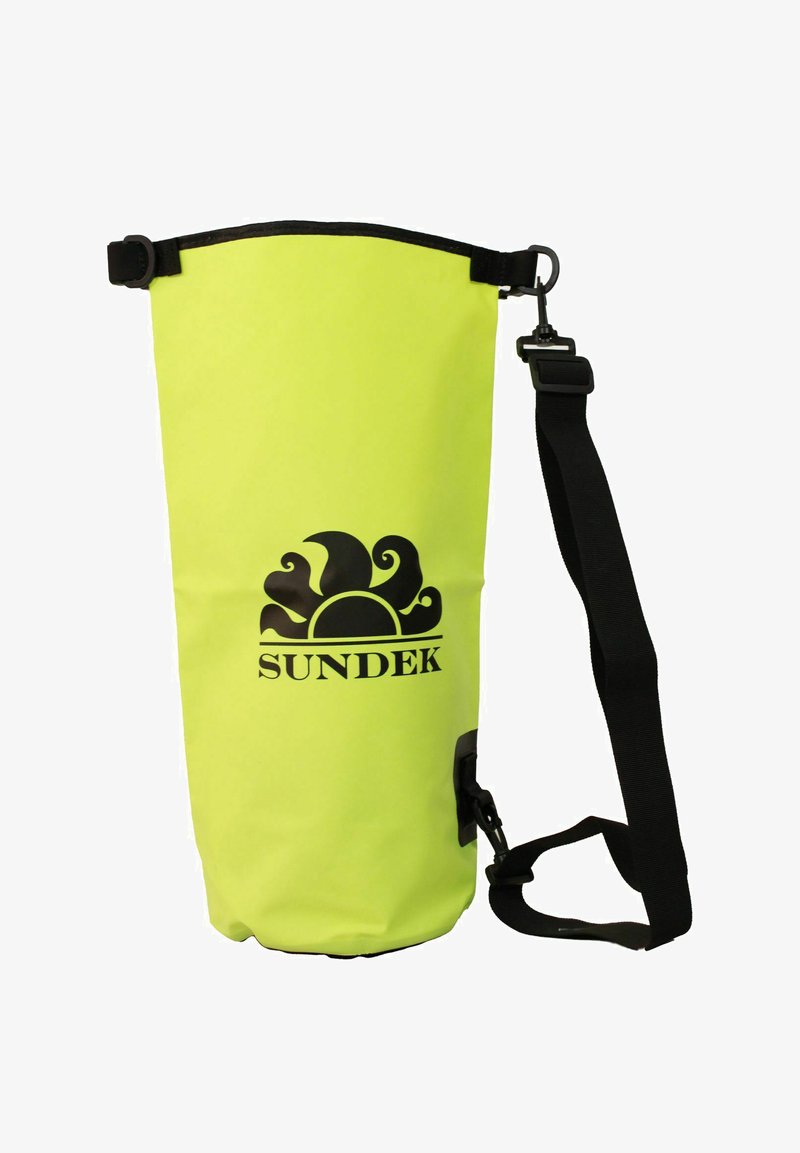 Borsa impermeabile gialla con il logo nero "SUNDEK", tracolla regolabile e chiusura a rotolo. Realizzata in un materiale resistente e strutturato.