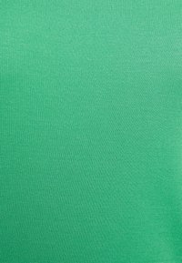 OPUS SVENYA - Langærmet T-shirt - vibrant green