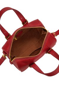 Sac à main en cuir rouge avec une finition texturée, fermeture éclair dorée et doubles poignées. Intérieur en tissu marron avec une poche sur un côté.