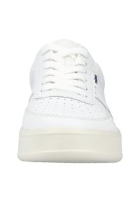 Weiße Sneaker mit Obermaterial aus glattem Leder, ausgestattet mit Perforationen für Atmungsaktivität, flachen Schnürsenkeln und einer strukturierten Gummisohle.