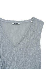 Šedý bezrukávový top s výstřihem do V, s texturovaným vzorem a jemným leskem. Visačka říká "Salsa Jeans."