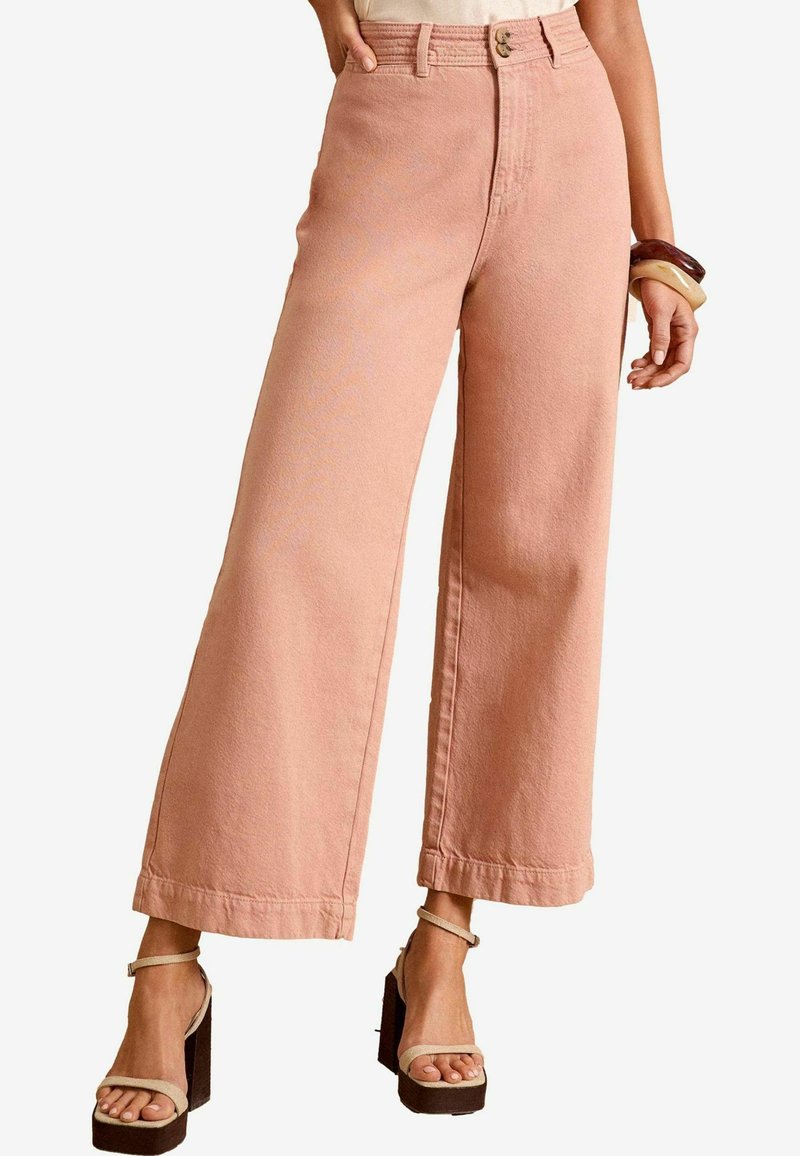 Wijduitlopende, high-waisted pantalon van zacht roze denim, met een knoopsluiting en subtiel gestructureerde stof. De zoom is iets rafelig.