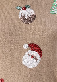Brązowy sweter z dzianiny z ozdobami z cekinów: pudding bożonarodzeniowy z czerwonymi i zielonymi akcentami oraz Santa Claus z czerwonym kapeluszem i białą brodą.