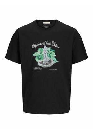 Camiseta de algodón negra con un gráfico colorido de una estatua rodeada de hojas verdes, con texto decorativo arriba y abajo.