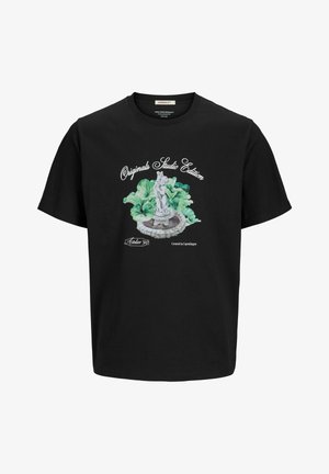 Camiseta de algodón negra con un gráfico colorido de una estatua rodeada de hojas verdes, con texto decorativo arriba y abajo.