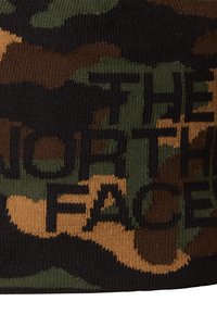 Berretto lavorato a maglia con motivo camouflage in tonalità di verde, marrone e nero, con il logo "THE NORTH FACE" in caratteri scuri.