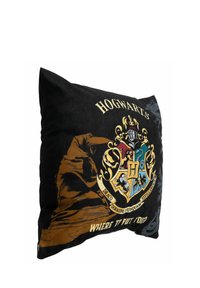 Cuscino nero con il crest di Hogwarts in oro e dettagli colorati, con la frase "DOVE METTERLO" in basso. Tessuto morbido.
