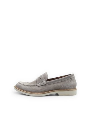 Mocasines de ante en gris claro con detalle de costura en la puntera, una suela beige contrastante y una forma redondeada para un uso cómodo.