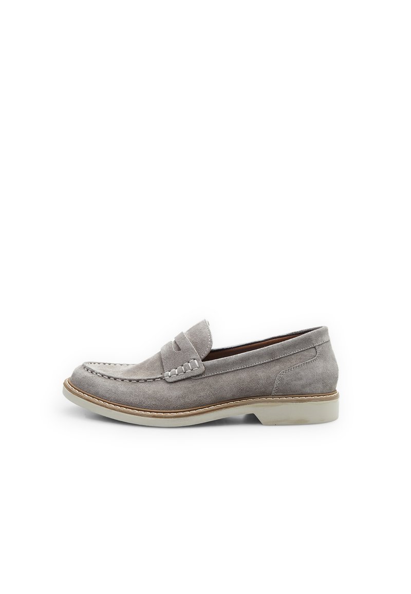 Mocasini din suede gri deschis, cu detalii cusute la vârf, o talpă bej contrastantă și o formă rotundă pentru confort în purtare.