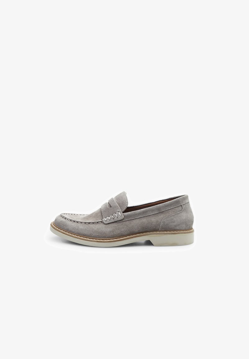 Mocasini din suede gri deschis, cu detalii cusute la vârf, o talpă bej contrastantă și o formă rotundă pentru confort în purtare.