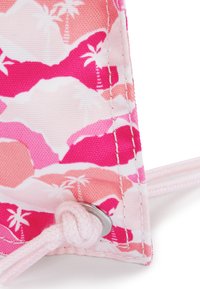Drawstringpåse tillverkad av mönstrat rosa tyg med palmer och kullar. Innehåller en metallögla och en knuten tygsladd.