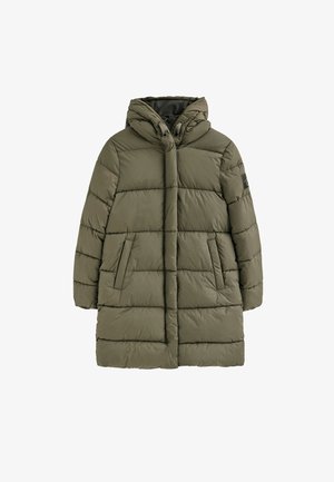 Cappotto imbottito verde oliva con cappuccio, caratterizzato da un design trapuntato, due tasche laterali, chiusura frontale con zip e cordoncino regolabile intorno al collo.