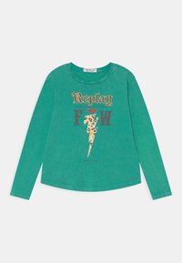 Camisola de manga longa verde com decote redondo, apresentando uma estampagem gráfica arrojada: 'Replay' e um raio com padrão de leopardo. Tecido suave e casual.