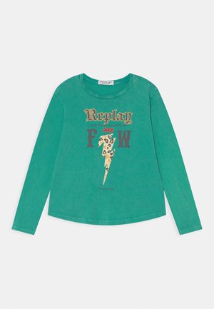 Camisola de manga longa verde com decote redondo, apresentando uma estampagem gráfica arrojada: 'Replay' e um raio com padrão de leopardo. Tecido suave e casual.