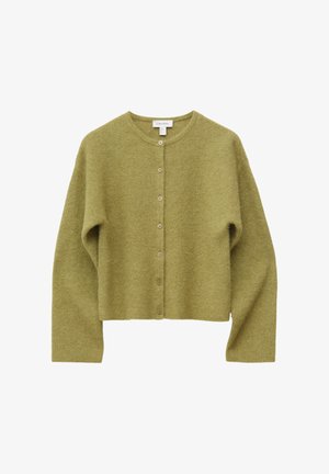 Cárdigan de punto en suave verde oliva con mangas largas y siete botones delanteros, con escote redondo y textura acanalada.