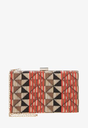 Pochette rectangulaire avec motif géométrique tissé en rouge, noir, marron et beige, dotée d’une bandoulière chaîne dorée et d’une fermeture à fermoir argentée.