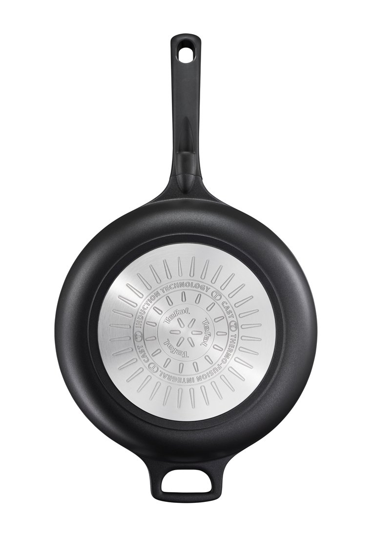 Schwarze Bratpfanne mit langem Griff, Edelstahl-Induktionsplatte und kleinem Ösengriff gegenüber dem Hauptgriff.