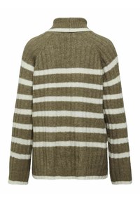 Vihreä ja valkoinen raidoitettu neulepusero korkealla kauluksella, ribbitekstuurilla, pudotetuilla hartioilla ja pitkillä hihoilla.