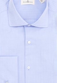 Camisa de vestir azul claro para hombre con cuello puntiagudo, botones blancos, bolsillo en el pecho izquierdo y etiqueta de la marca PURDEGO en el interior del cuello.