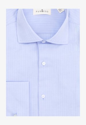 Camisa de vestir azul claro para hombre con cuello puntiagudo, botones blancos, bolsillo en el pecho izquierdo y etiqueta de la marca PURDEGO en el interior del cuello.