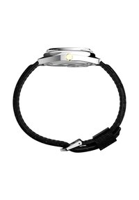 Montre ronde avec un boîtier en argent, un bracelet en cuir noir et un bouton-poussoir métallique. Présente un design élégant avec une texture lisse.
