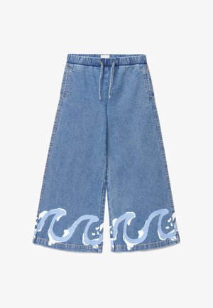 Pantaloni denim blu a gamba larga con vita elasticizzata e coulisse, caratterizzati da motivi a onde bianche e azzurre lungo l'orlo.