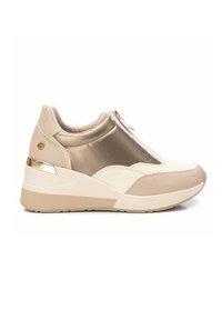 Zapatilla cuña beige y blanca hecha con materiales de piel y sintéticos, con cierre de cremallera y acentos metálicos en el talón.