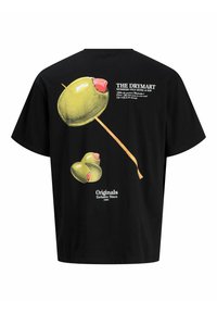 Schwarzes Baumwoll-T-Shirt mit einer großen Oliven-Grafik mit rotem Akzent, gestochener Gestaltung und weißem Branding auf der Rückseite.