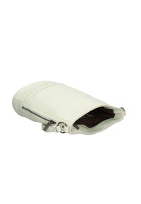 Borsa a mano in pelle bianca con chiusura a zip, parte superiore arrotondata e dettagli di cucitura a vista. L'interno presenta una fodera scura.