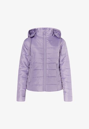 Jachetă pufosă de culoare mov deschis, confecționată dintr-un material lucios, având glugă, fermoar frontal și două buzunare laterale cu modele de cusătură diagonale.