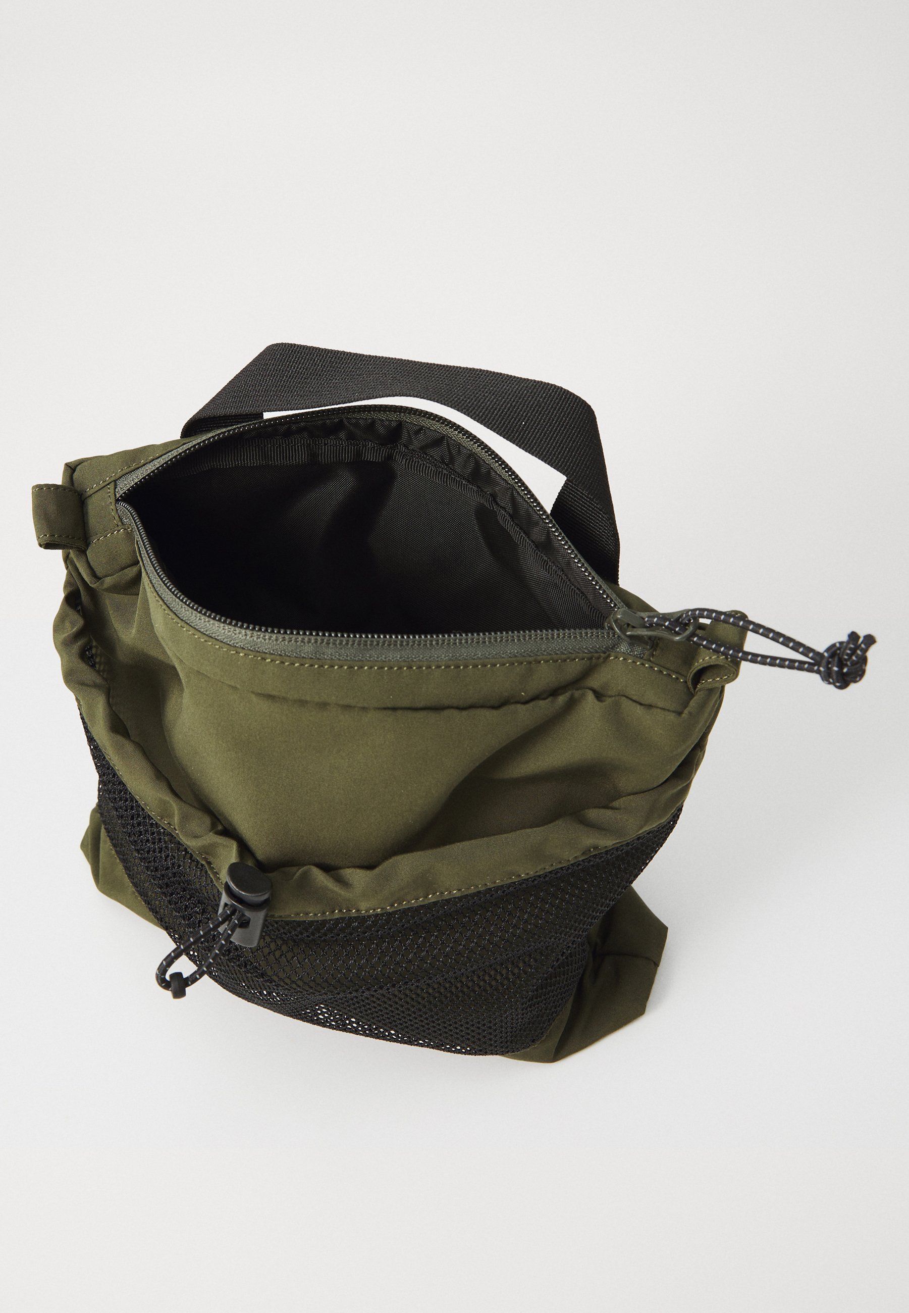 ★CARHARTT WIP Irwin Shoulder Bag 関税込★ Carhartt WIP Irwin Shoulder Bag, Turtle / Black / Black