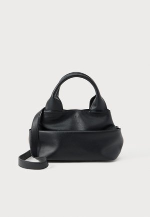 Črna torbica iz teksturirane usnjene kože z okroglimi ročaji in dolgim pasom za nošenje čez ramo, prikazana na belem ozadju.