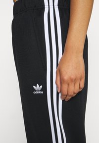 adidas Originals BF ADICOLOR PRIMEBLUE RELAXED PANTS Tracksuit