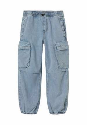 Pantalones cargo de color azul claro, fabricados en denim, con dos grandes bolsillos laterales, una cintura elástica y puños elásticos en los tobillos.