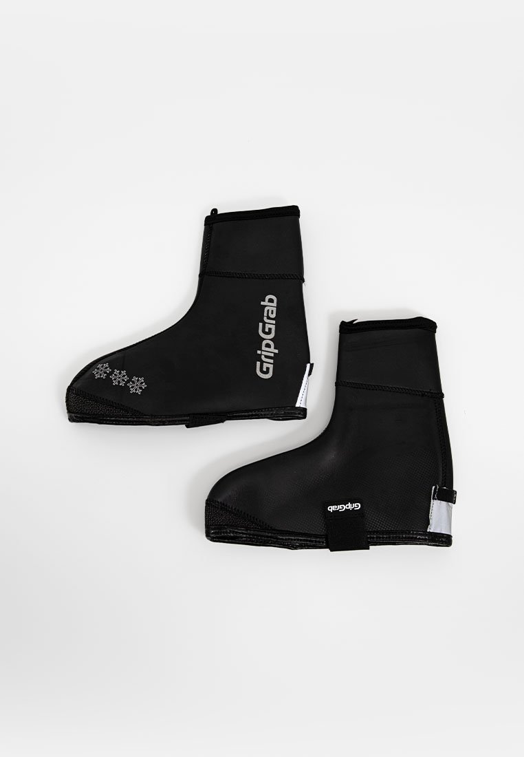 Para czarne neoprenowe pokrowce na buty do jazdy na rowerze z brandingiem GripGrab i odblaskowymi akcentami na białym tle.