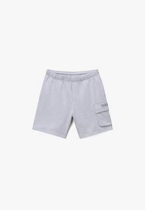 Szürke pamut rövidnadrág elasztikus derékpánttal, oldalzsebekkel és egy jobb lábszáron lévő, címkedíszítéssel ellátott cargo zsebbel.