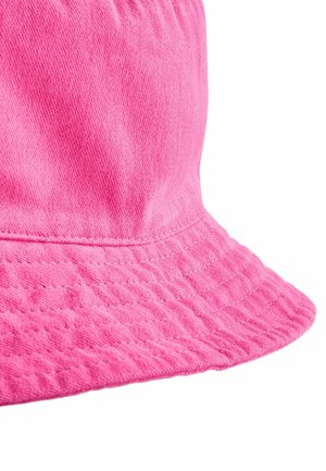 Rózsaszín vödörkalap, texturált anyagból készült, széles, varrott karimával és összegyűrt tetejével. Simább felülete és látható varrása van.