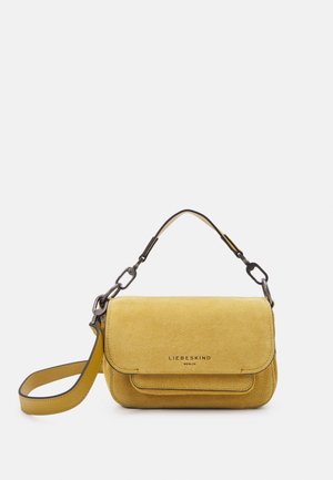 Bolso de hombro de ante amarillo con acabado liso, solapa plegable y correa con acento de cadena. Presenta un grabado del logo en la parte frontal.