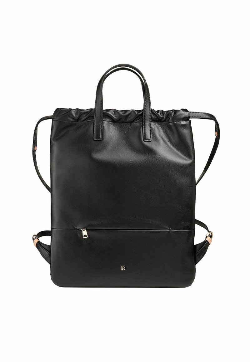 Zaino in pelle nera con chiusura a cordoncino, spallacci regolabili, tasca anteriore con zip, texture liscia e branding discreto.