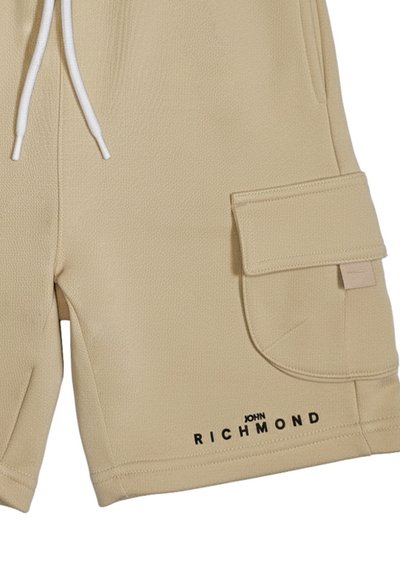 Beige teksturerede shorts med snøre foran, sidelomme med klap og "John Richmond" sort tekstlogo nær kanten.